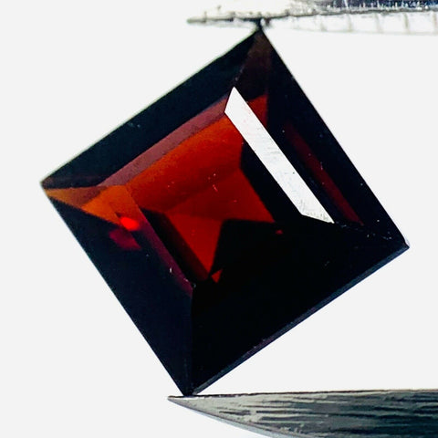 Echter Roter Granat Square 0.7ct 5x5mm