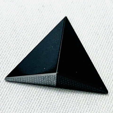 Echtes Mosaik Dreieck aus Onyx und Hämatit 8.09ct 20x20x20mm